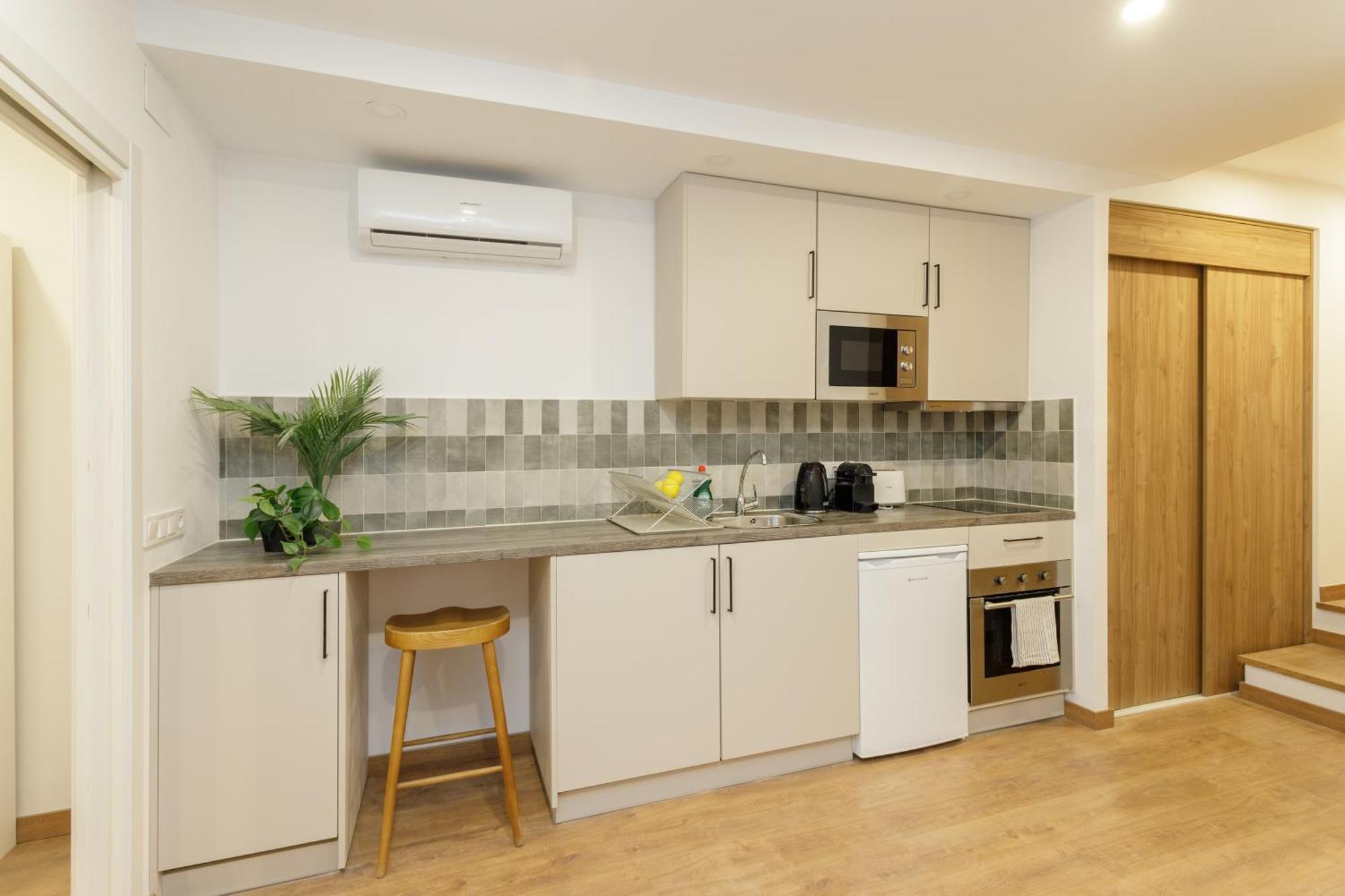 Oasis Apartments & Studios Old Town Center Барселона Экстерьер фото